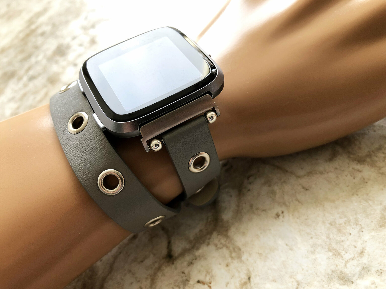 fitbit versa silver with black band